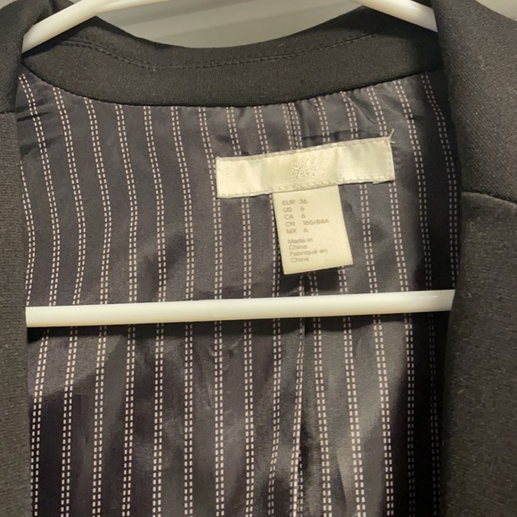 Gorgeous Black Blazer / Pinstripe pattern within - Picture 4 of 8